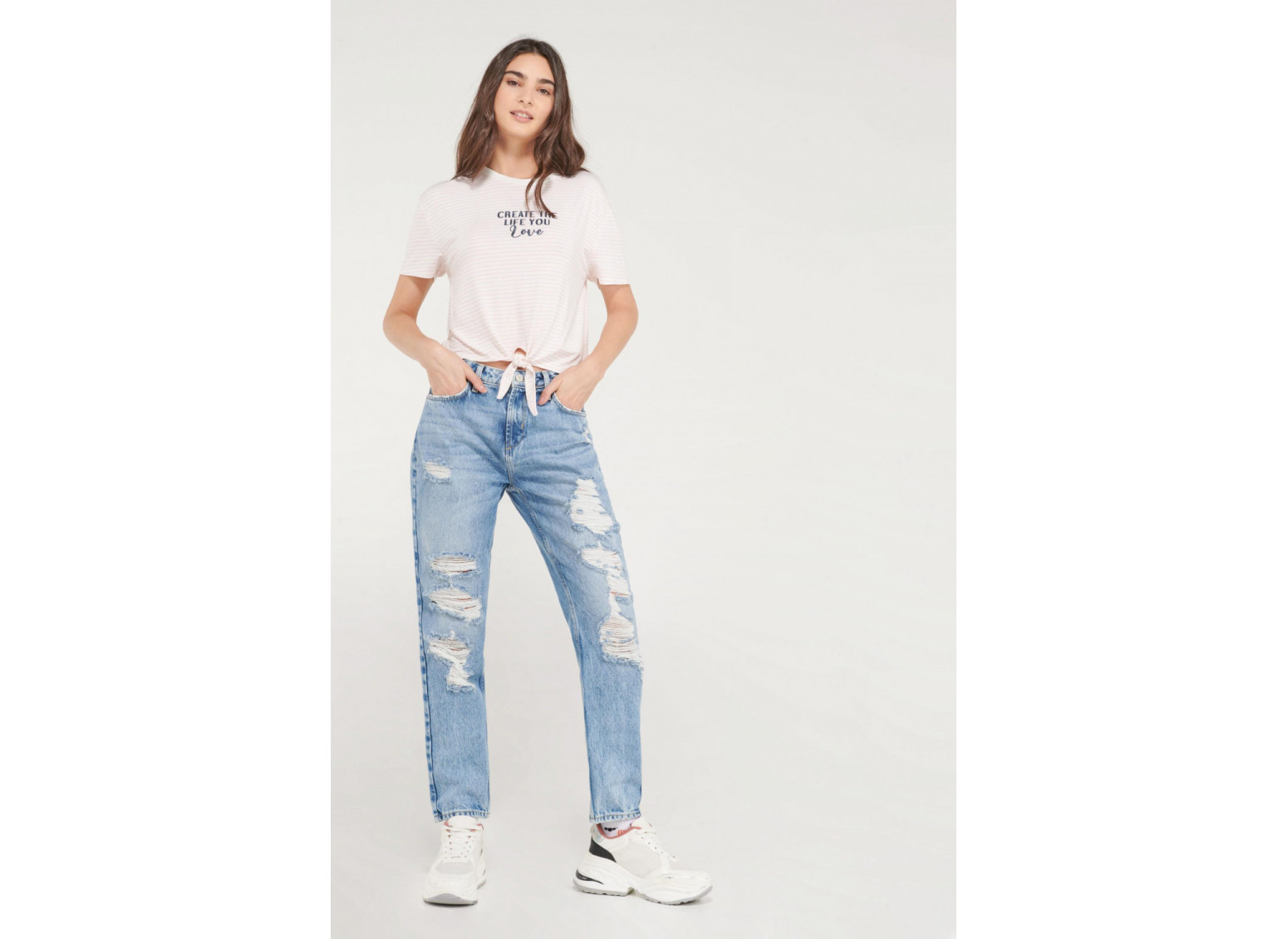Camiseta manga corta a rayas con estampado en frente.