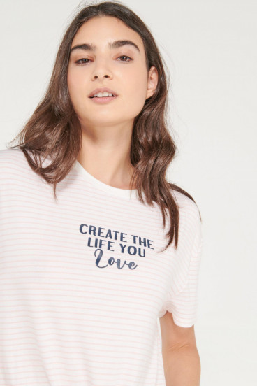 Camiseta manga corta a rayas con estampado en frente.