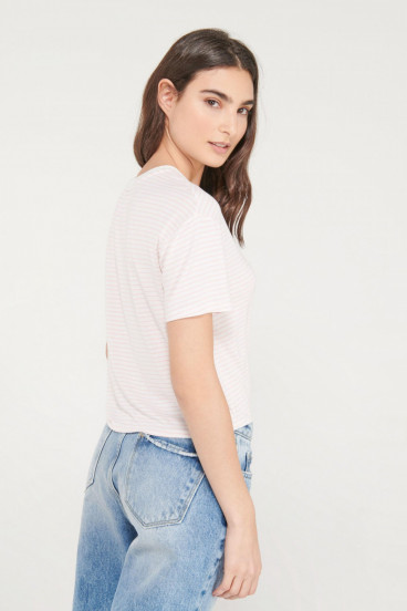 Camiseta manga corta a rayas con estampado en frente.