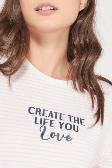 camiseta-manga-corta-a-rayas-con-estampado-en-frente