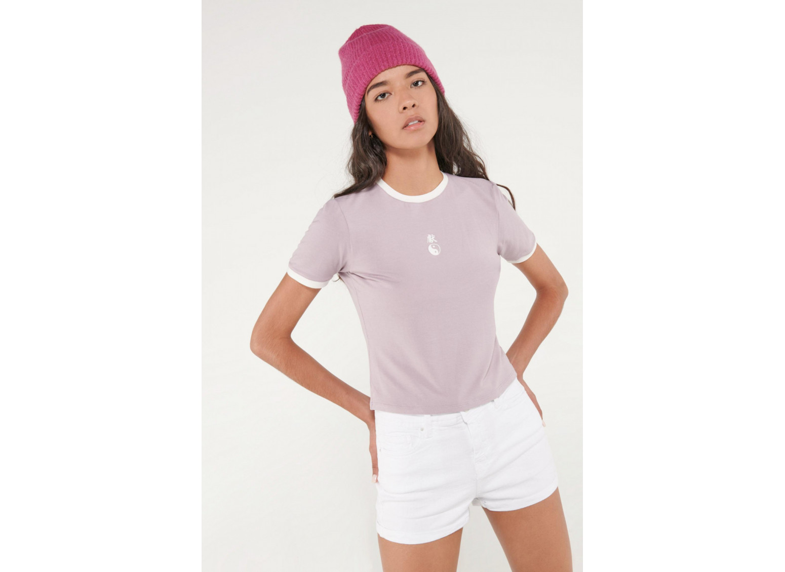Camiseta cuello redondo, manga corta con puño en contraste, con estampado