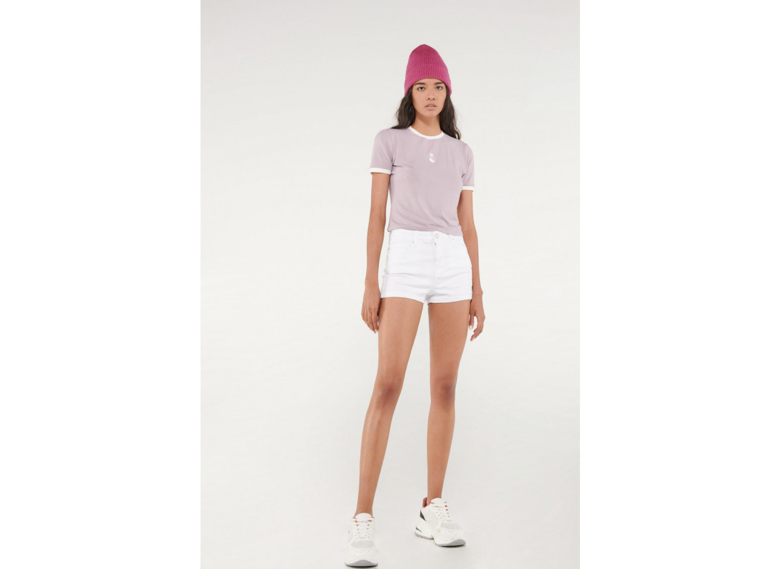 Camiseta cuello redondo, manga corta con puño en contraste, con estampado
