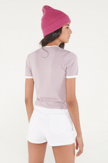 Camiseta cuello redondo, manga corta con puño en contraste, con estampado
