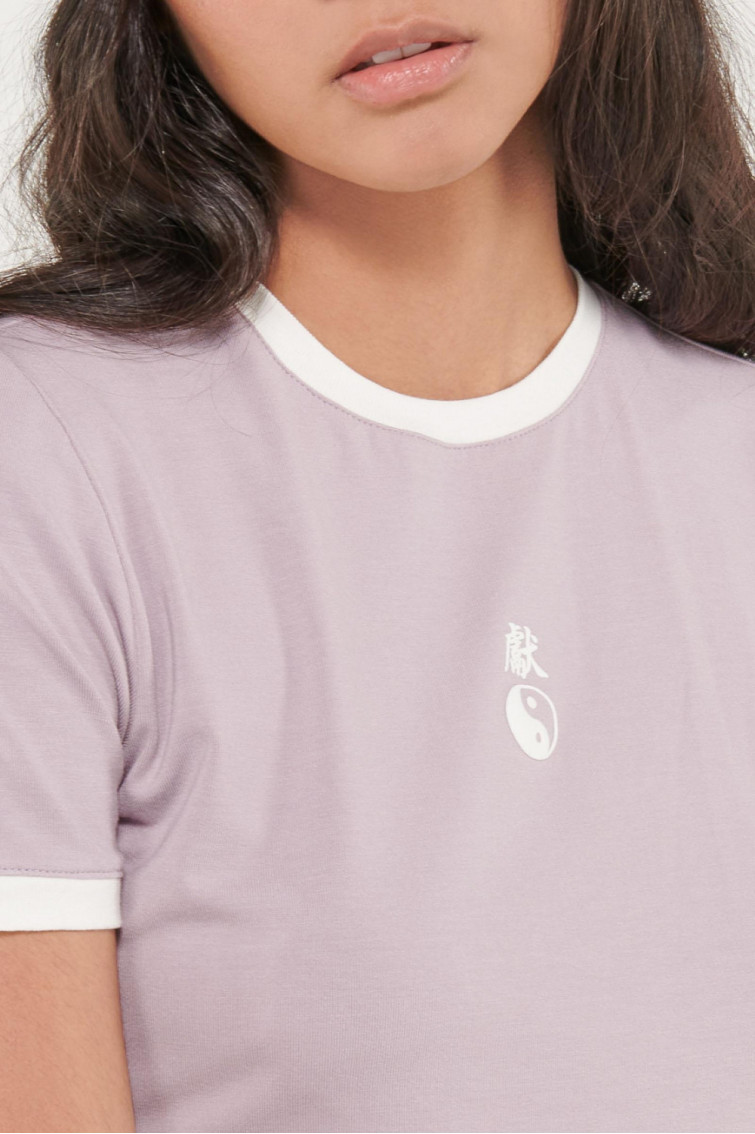 Camiseta cuello redondo, manga corta con puño en contraste, con estampado