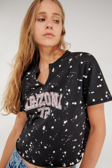 Camiseta estampada full screen y localizado en frente.