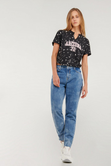 Camiseta estampada full screen y localizado en frente.