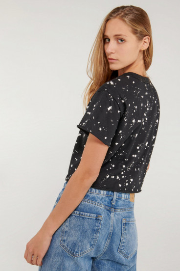 Camiseta estampada full screen y localizado en frente.