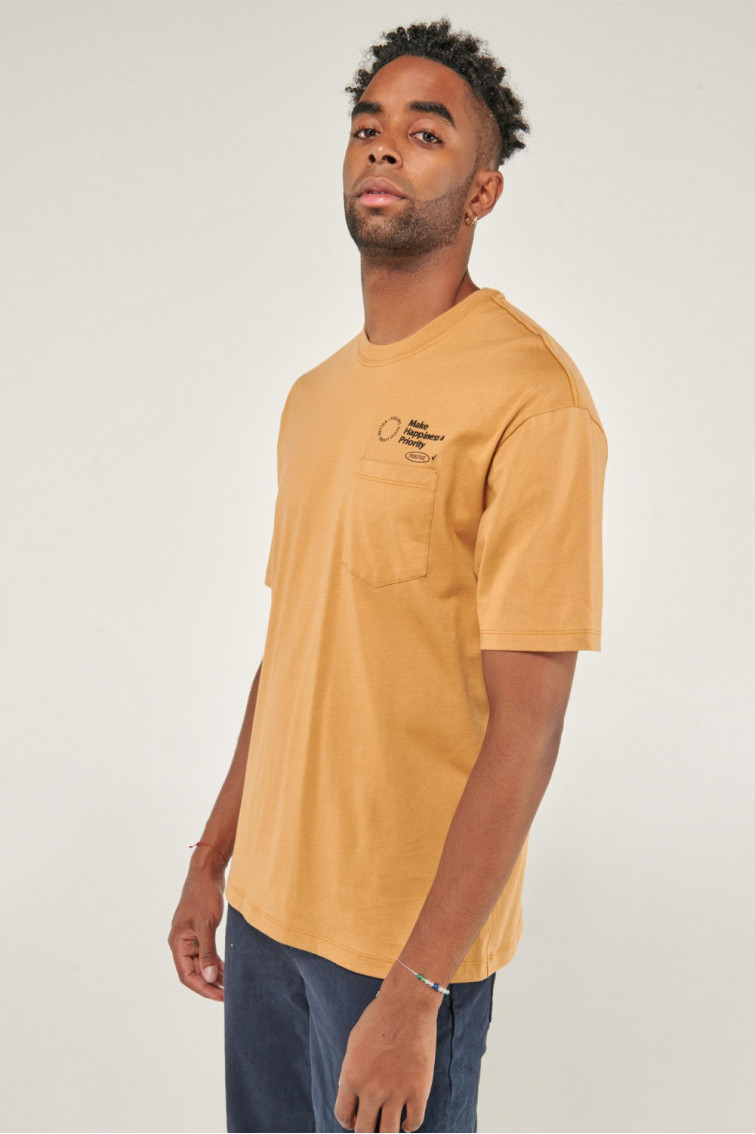 Camiseta manga corta estampada con bolsillo.