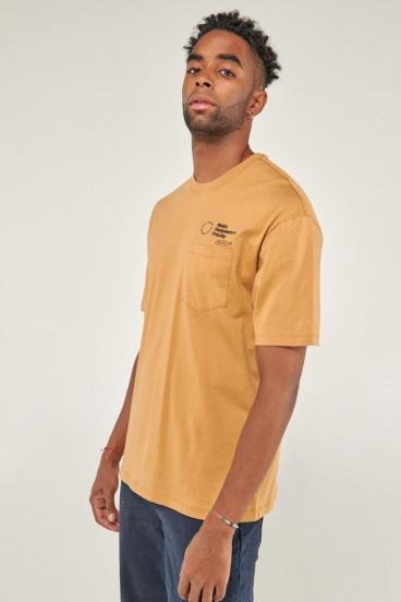 Camiseta manga corta estampada con bolsillo.