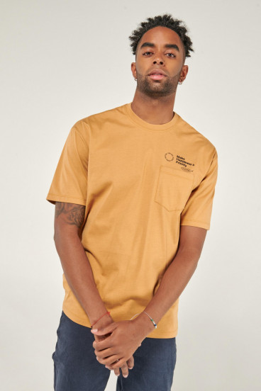 Camiseta manga corta estampada con bolsillo.