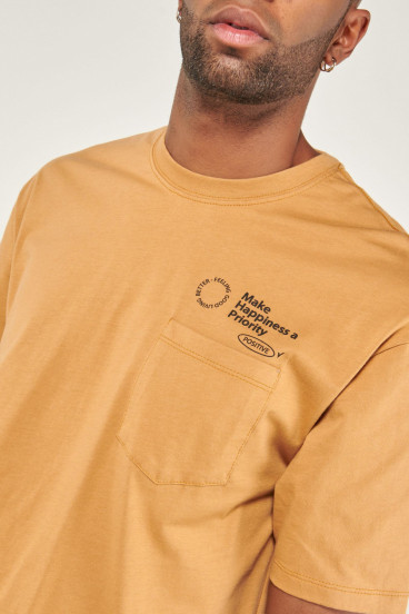 Camiseta manga corta estampada con bolsillo.