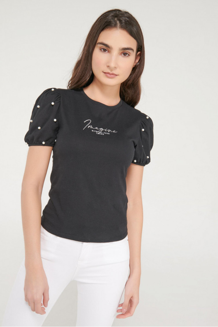Camiseta manga corta estampada con perlas.