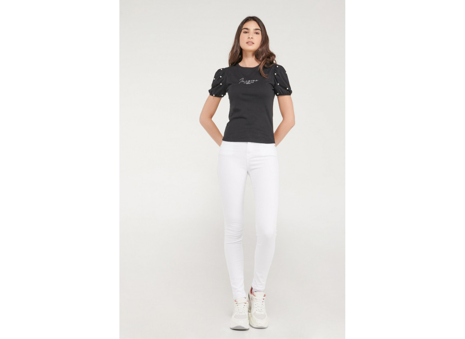 Camiseta manga corta estampada con perlas.