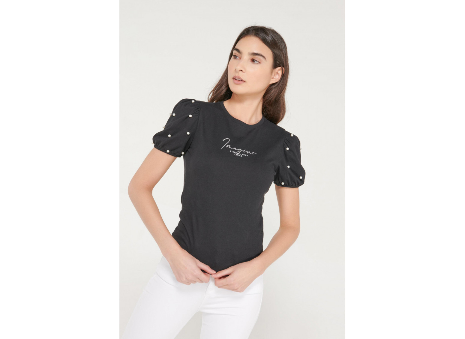 Camiseta manga corta estampada con perlas.