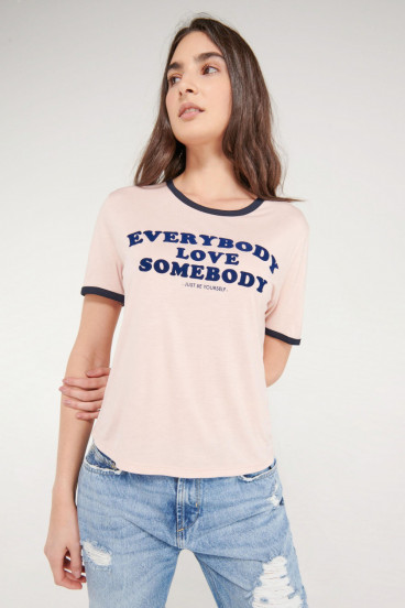 Camiseta manga corta con estampado en frente.