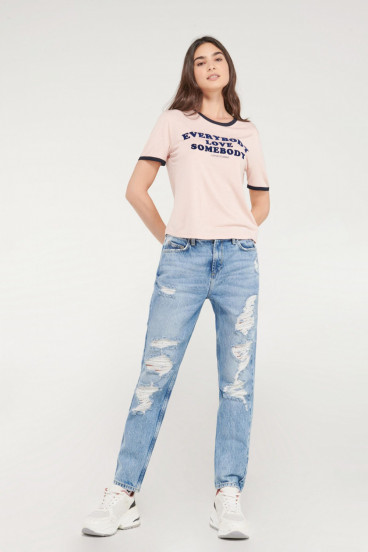 Camiseta manga corta con estampado en frente.