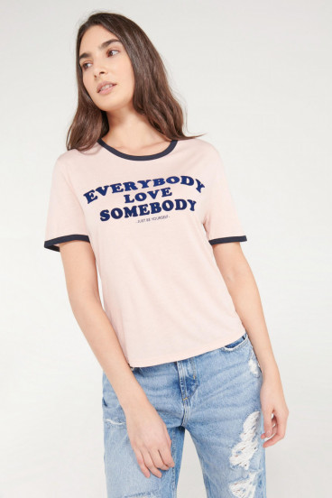 Camiseta manga corta con estampado en frente.