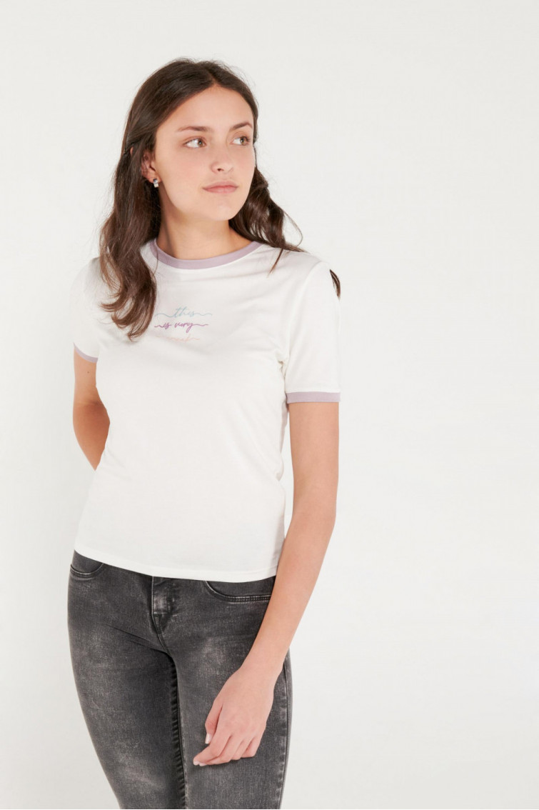Camiseta cuello redondo, manga corta con puño en contraste, con estampado
