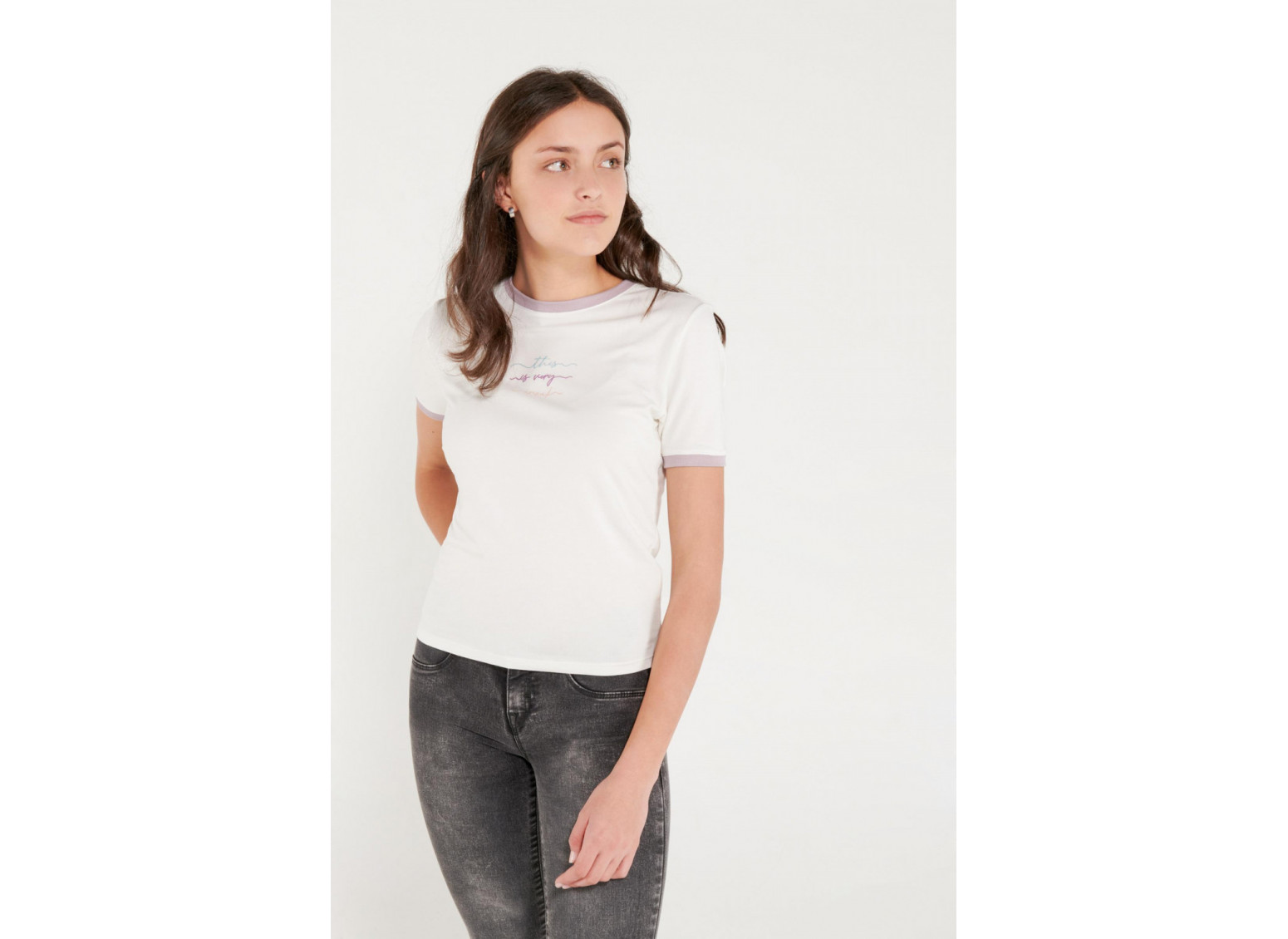 Camiseta cuello redondo, manga corta con puño en contraste, con estampado