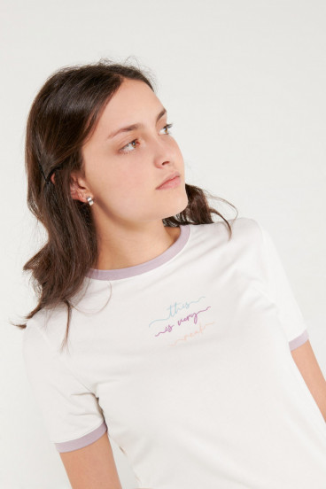 Camiseta cuello redondo, manga corta con puño en contraste, con estampado