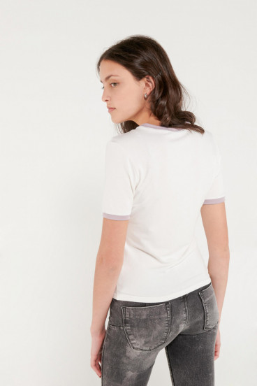 Camiseta cuello redondo, manga corta con puño en contraste, con estampado