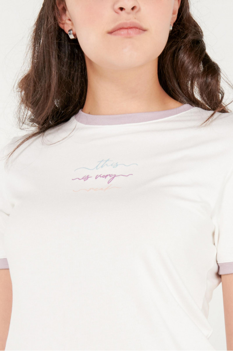 Camiseta cuello redondo, manga corta con puño en contraste, con estampado