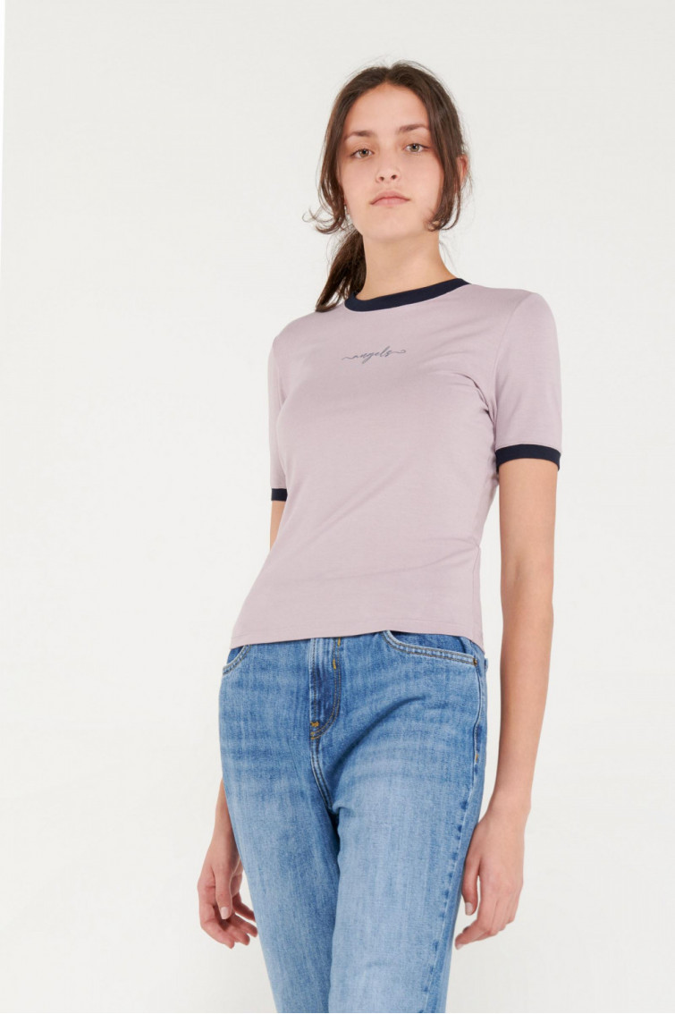 Camiseta cuello redondo, manga corta con puño en contraste, con estampado