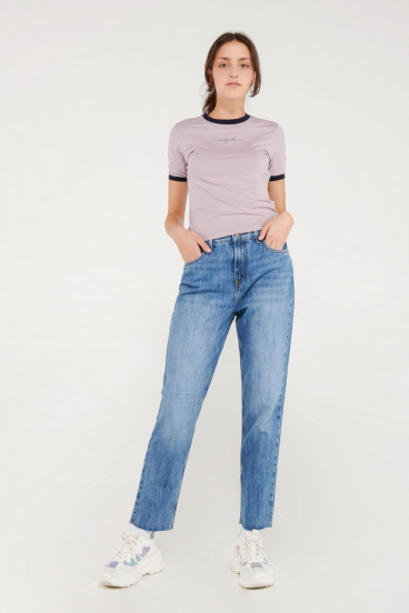 Camiseta cuello redondo, manga corta con puño en contraste, con estampado