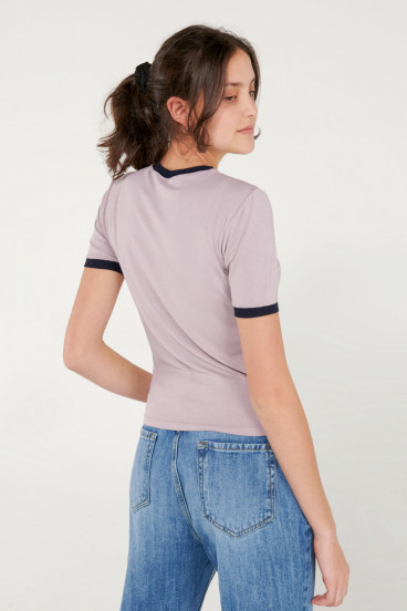 Camiseta cuello redondo, manga corta con puño en contraste, con estampado