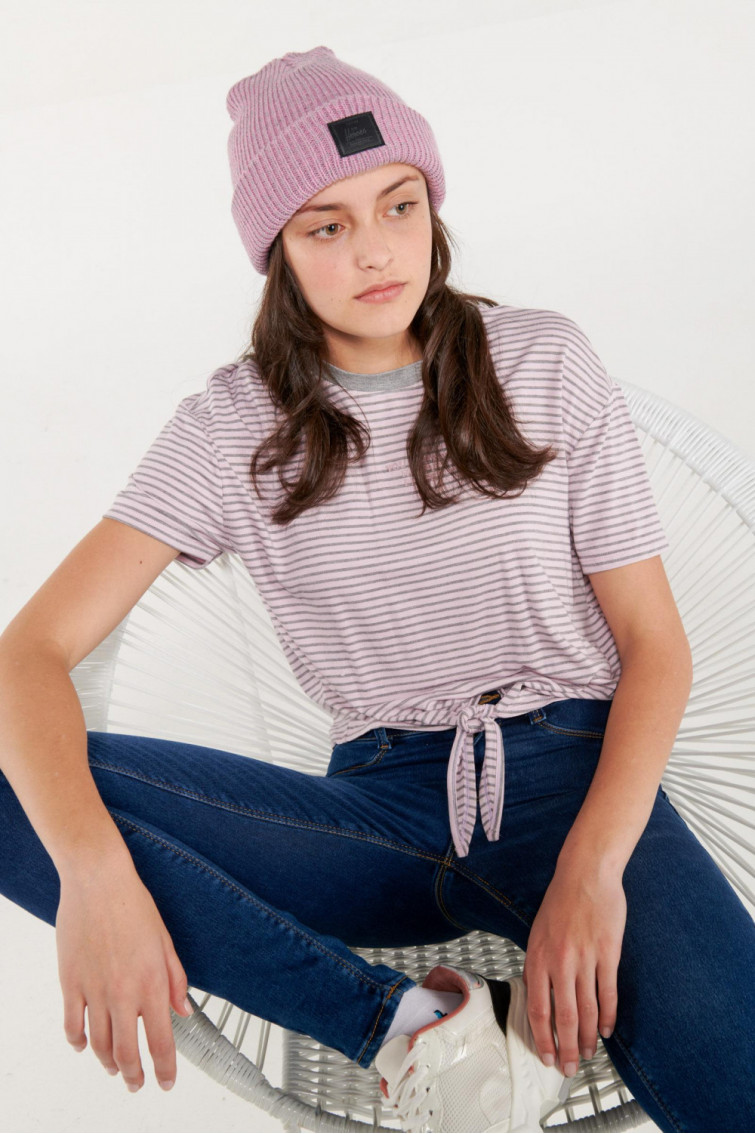 Camiseta manga corta a rayas con estampado en frente.