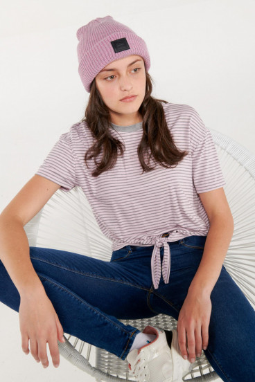 Camiseta manga corta a rayas con estampado en frente.