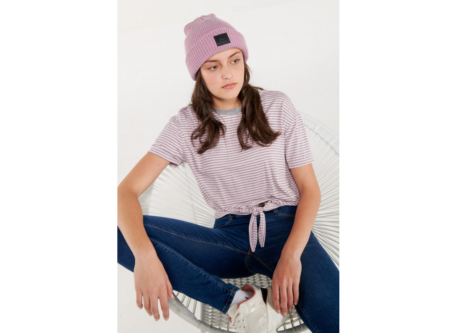 Camiseta manga corta a rayas con estampado en frente.