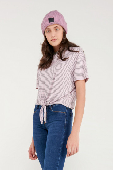 Camiseta manga corta a rayas con estampado en frente.