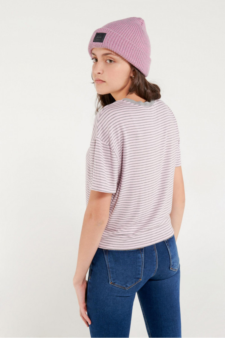 Camiseta manga corta a rayas con estampado en frente.