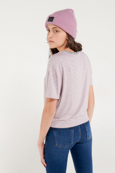 Camiseta manga corta a rayas con estampado en frente.