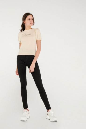 Camiseta manga corta estampada con perlas.