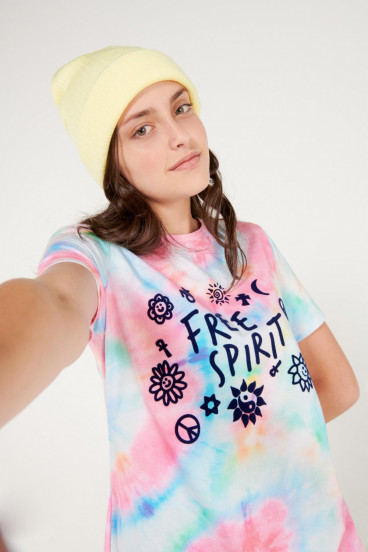 Camiseta manga corta tye dye con estampado en frente.