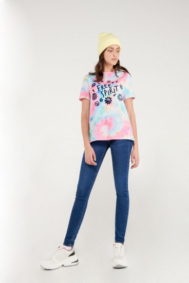 Camiseta manga corta tye dye con estampado en frente.