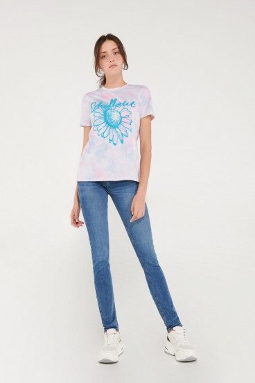 Camiseta manga corta tye dye con estampado en frente.