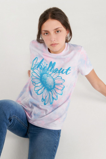 Camiseta manga corta tye dye con estampado en frente.