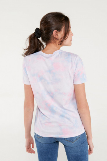 Camiseta manga corta tye dye con estampado en frente.