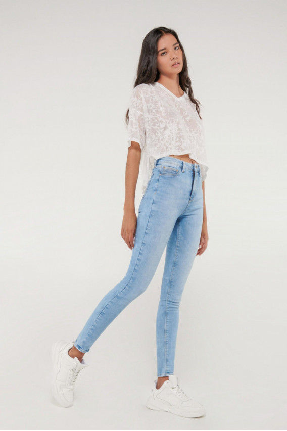 Camiseta chic manga corta con tela importada.