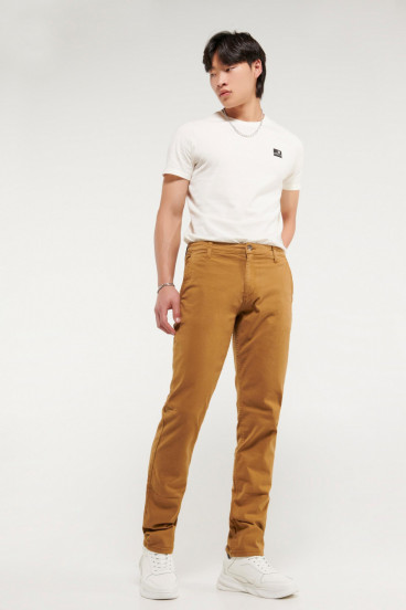 Pantalon unicolor tipo chino slim