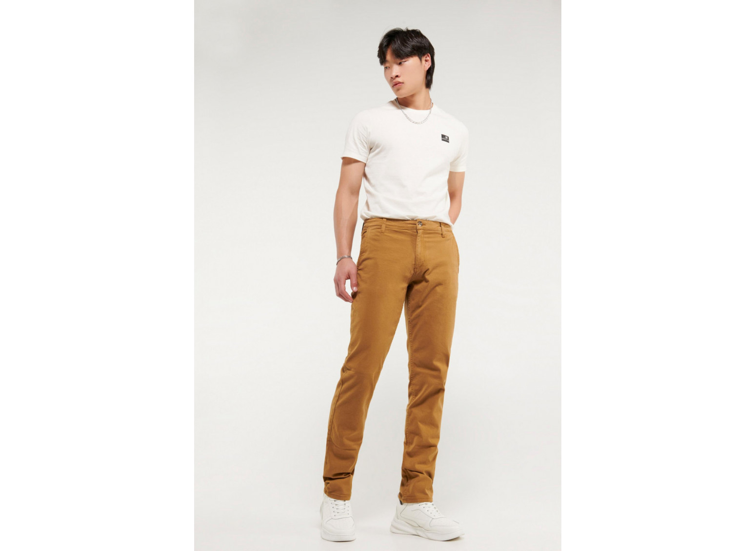 Pantalon unicolor tipo chino slim