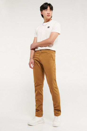 Pantalon unicolor tipo chino slim