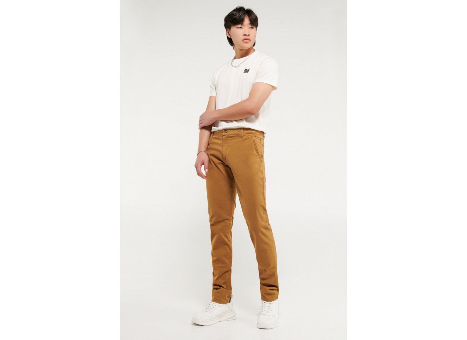 Pantalon unicolor tipo chino slim
