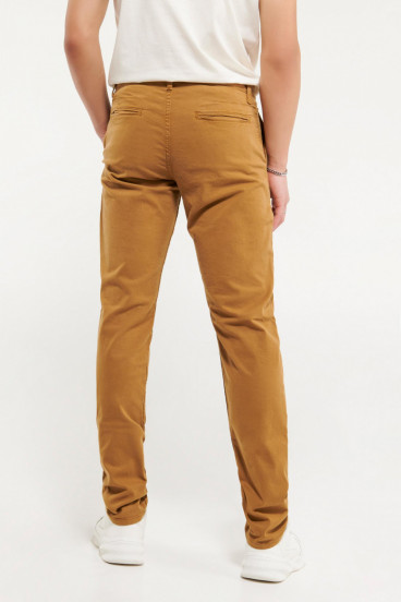 Pantalon unicolor tipo chino slim