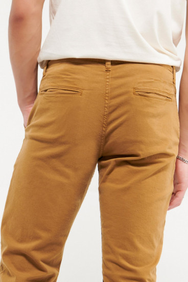 Pantalon unicolor tipo chino slim