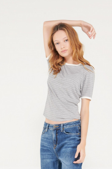 Camiseta cuello redondo, manga corta con puño en contraste, con estampado