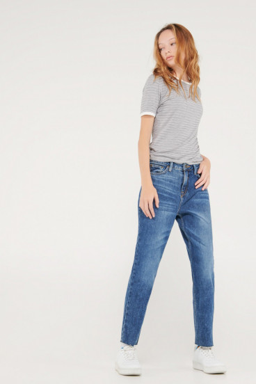 Camiseta cuello redondo, manga corta con puño en contraste, con estampado